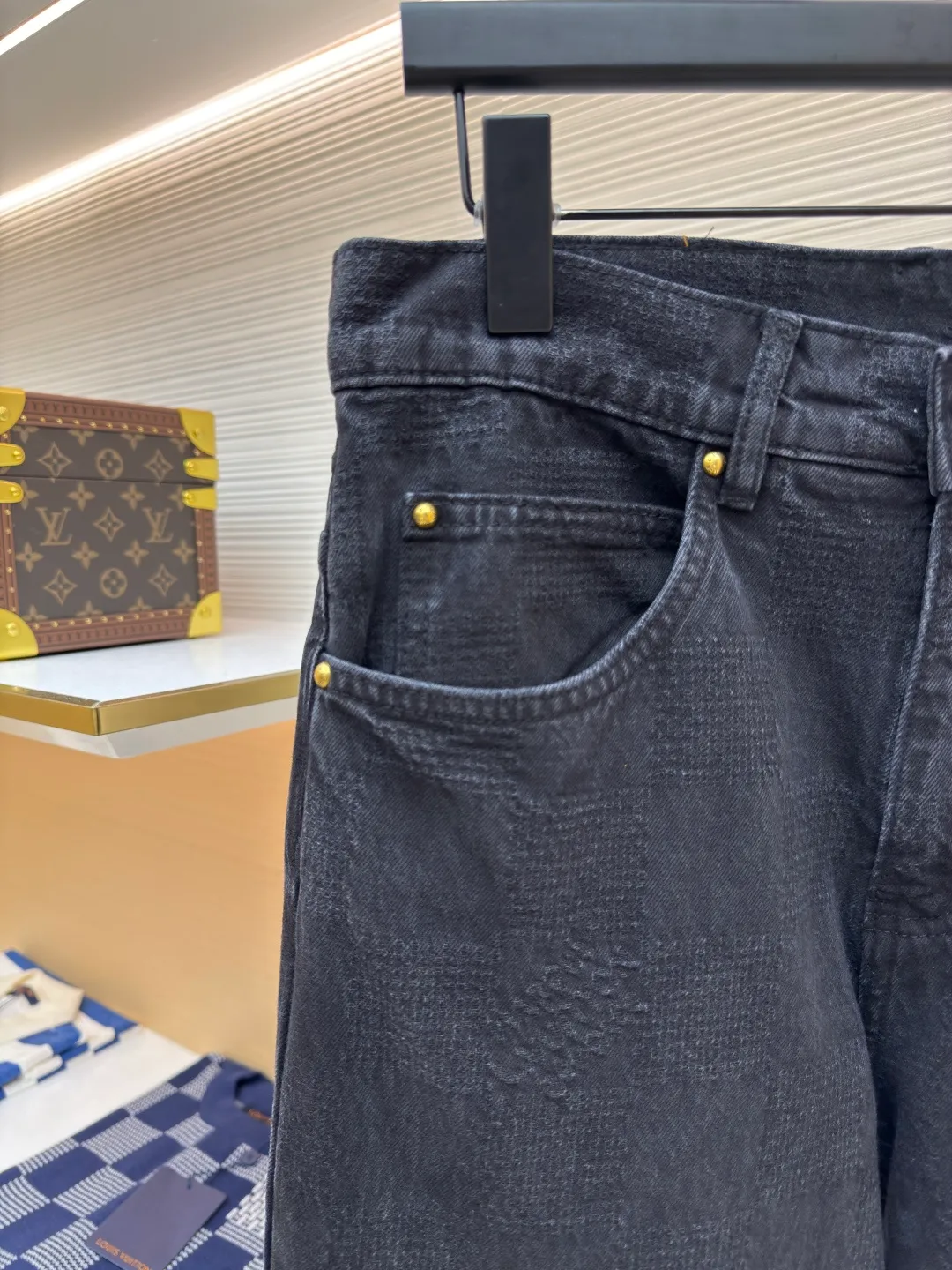 LOUIS VUITTON checkerboard denim trousers ●Authentic product: Purchased and developed by 12589 ●Item number: 1680033-B45 ●Material: denim fabric ●Technology: jacquard production ●Version: fitted version ●Weight: about 820 grams ●Size: 30-32-34-36 ●Description: Denim made with yarn-dyed jacquard technology, that is, twill weave, indigo-dyed denim. Sand washing is a post-processing process for jeans, which gives the clothes a certain fading effect and a sense of staleness after washing. Sand-washed jeans have a unique texture and feel, and the surface shows a uniform plush effect, giving people a retro and nostalgic feeling. They can be matched with tops of the same season to create a fashionable look, and can be used in various occasions. Customized accessories, complete with three standards, the same style for men and women!